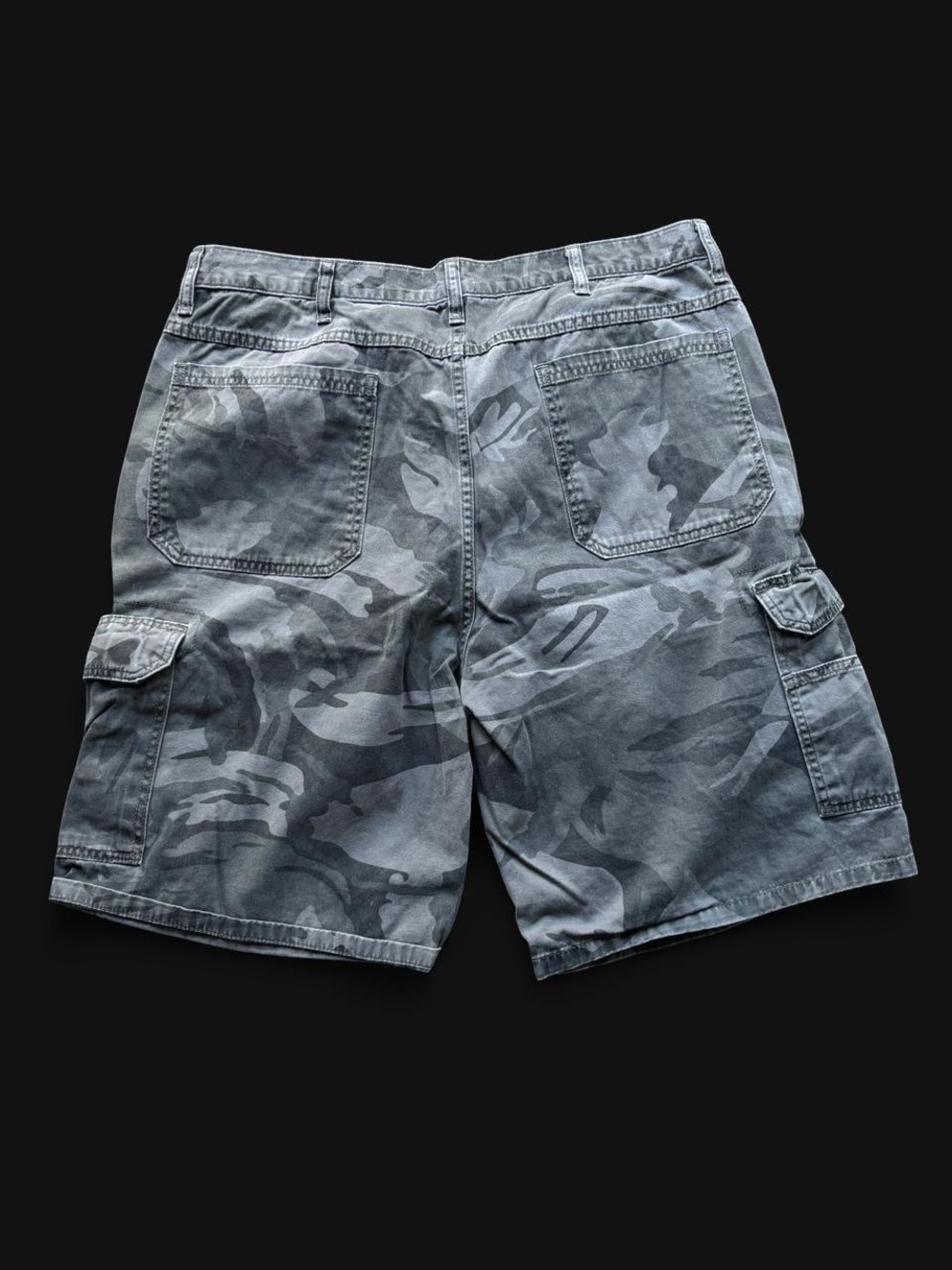 ✨ Gray camo cargo shorts
Size 38✨ - Picture 3 of 3